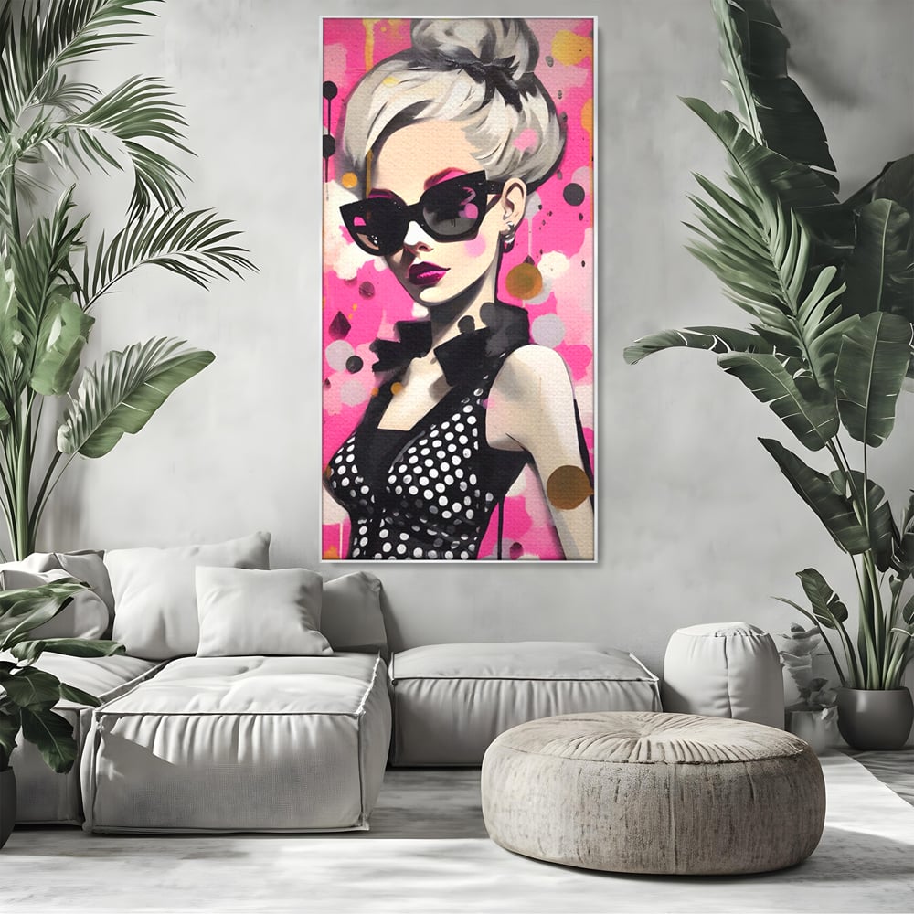 Tablou canvas cu tablou canvas cu femeie stilizata, in rama de aluminiu argintiu, pe perete intr-un living